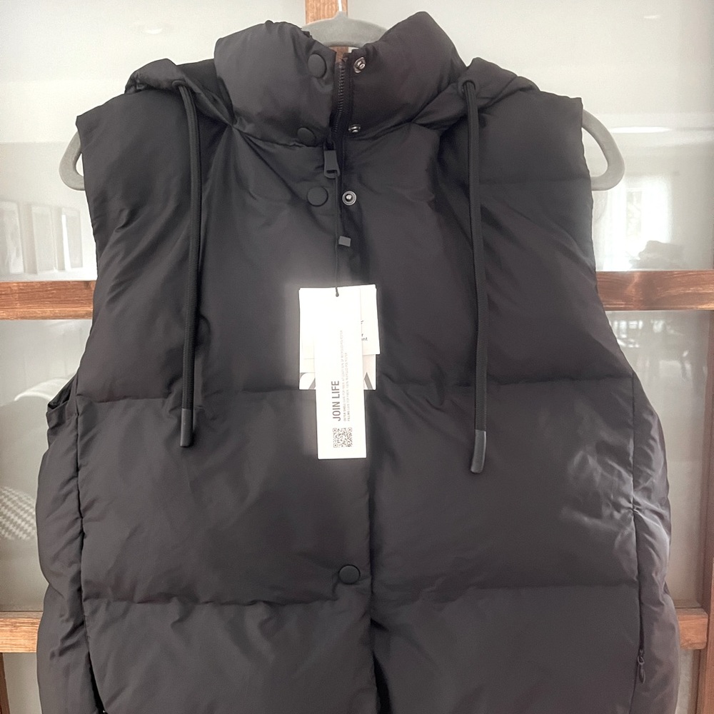 ZARA NWT hooded puffer vest. Size Medium